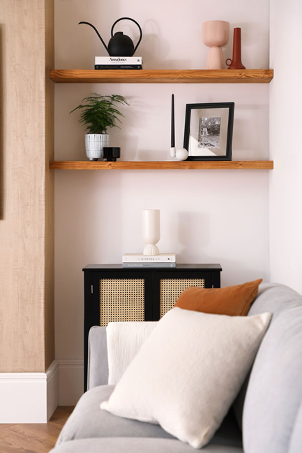 how-to-make-a-small-living-room-look-bigger-by-using-shelves-vertically