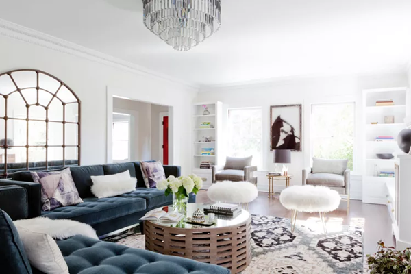 how-to-decorate-an-all-white-living-room-with-reflective-surfaces-to-bounce-light