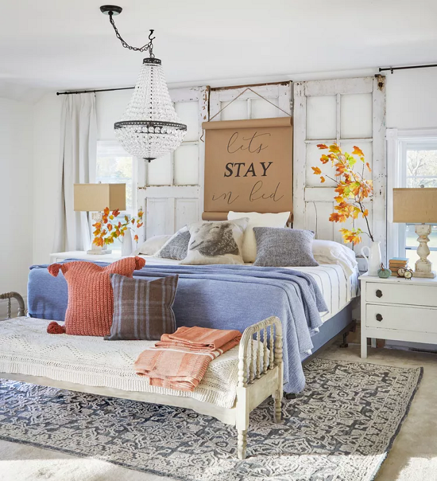 Autumn-Inspired-Bedroom-with-Terracotta-Accent-Wall
