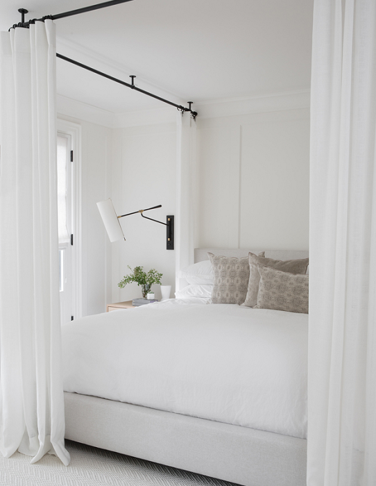 an-Elegance-all-white-bedroom-in-cozy-Bedding-Adorned-by-decorating-fabric-for-luxury