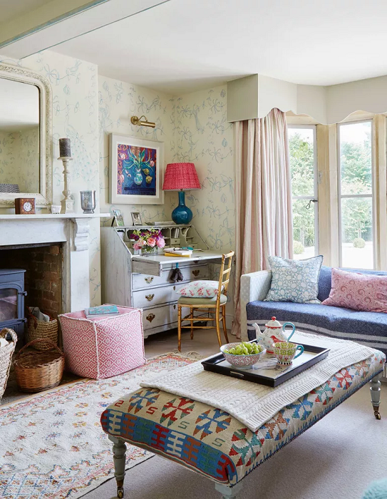 How-to-Choose-the-Perfect-Fabrics-to-Decorate-Your-Home-living-room-with-fabric-with-pattern