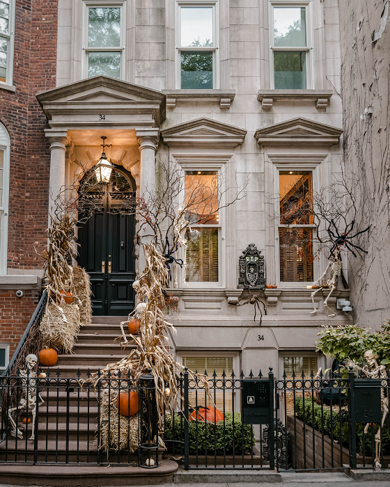 DIY-Haunted-House-Porch-Decoration-Craft-a-Spooky-Entryway-with-skeletons-spiders-and-pumpkins