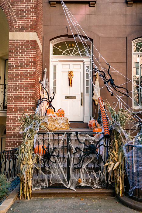 Halloween-porch-decoration-ideas-with-spiderwebs-skeletons-pumpkins