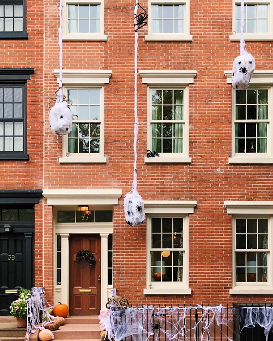 New-York-porch-Halloween-decoration-ideas-spiderwebs