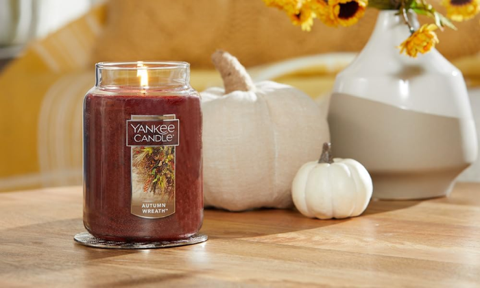 Seasonal-Fall-Decor-Ideas-Warm-inviting-fall-ambiance-with-candlelight-