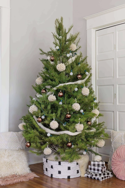 Christmas-tree-with-small-and-large-ornaments-spheres