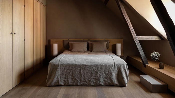 How-to-Decorate-with-Earthy-Colors-Earthy-tone-bedroom-with-brown-wall-color