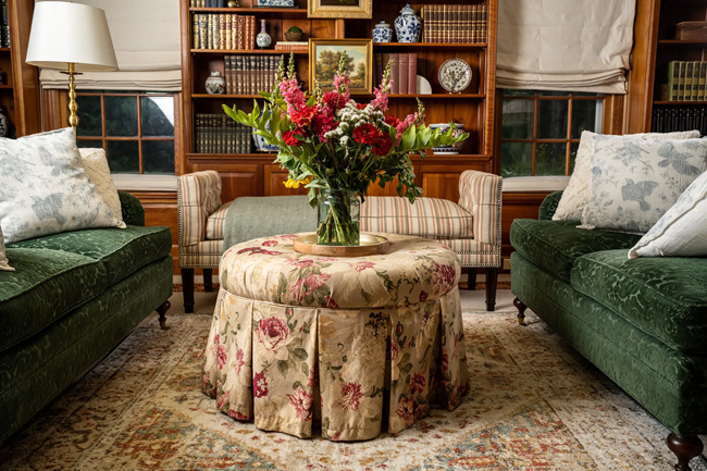 SPRING-HOME-DECOR-TRENDS-FOr-2024-living-room-in-a-chintz-renaissance