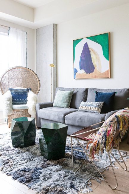 modern-boho-living-room-with-metal-leather-chair-as-a-statment-furniture-pieces