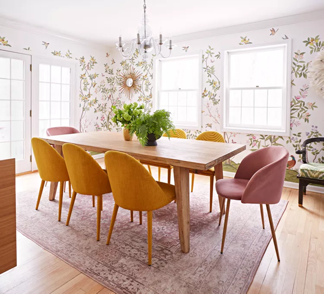 cozy-inviting-dining-room-with-floral-wallpaper