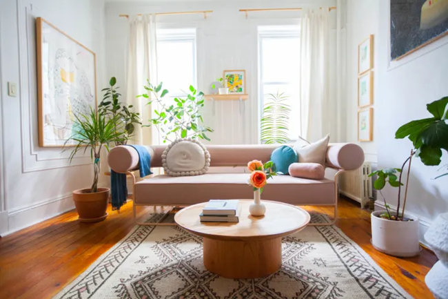 living-room-with-pink-sofa-and-greenery-for-a-girly-decor-look