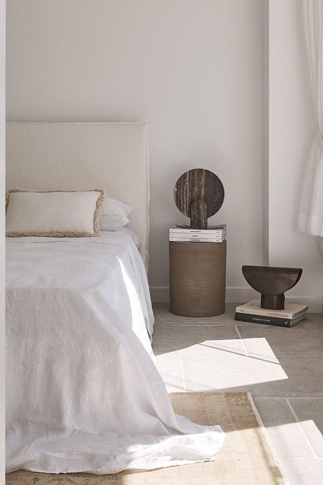 neutral-wabi-sabi-bedroom-with-white-bedding-and-walls