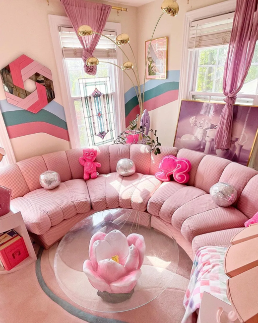pink-wall-girly-apartment-living-room-with-curved-pink-couch
