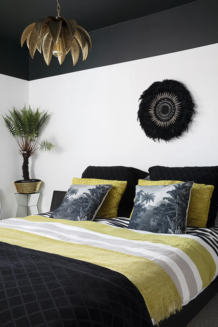 bedroom-with-white-wall-color-and-black-wall